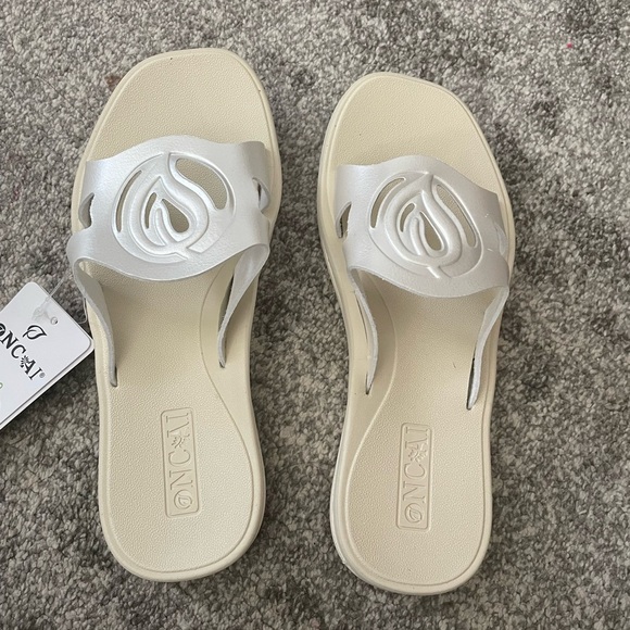 Women's Cream Slide Sandals - Picture 3 of 13